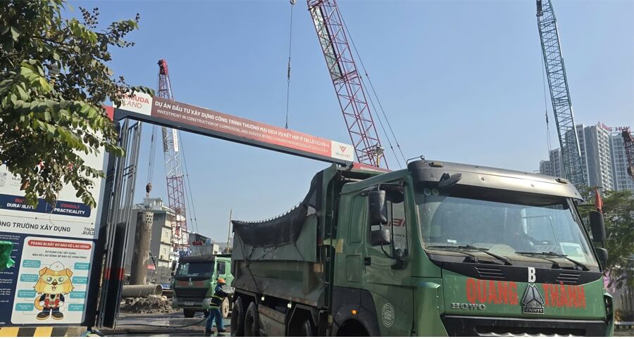 Các xe ra vào công trường đảm bảo an toàn môi trường